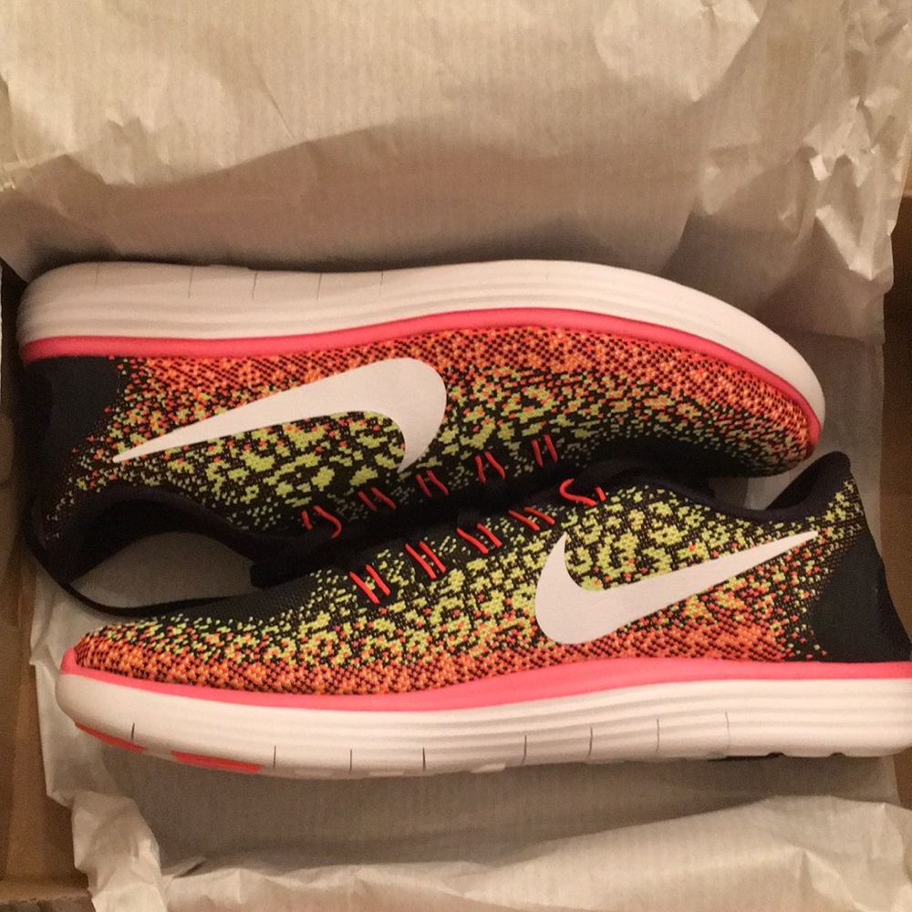NWT Nike women’s Free RN distance